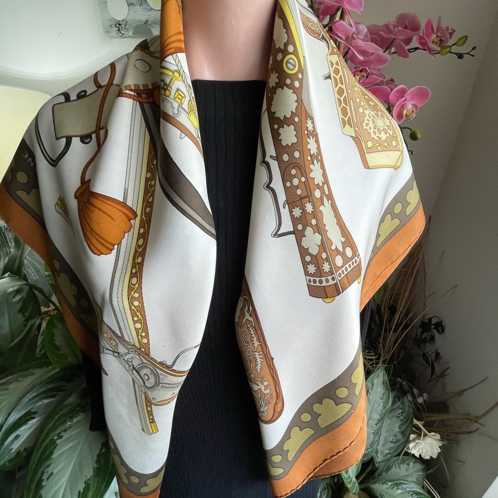 Hermès Diane Elegant White and Gold Silk Scarf with Brown Accents. - Picture 6 of 16